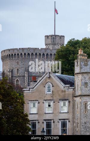 Windsor, Regno Unito. 8th Settembre 2022. Un Union Jack vola a mezza altezza sopra la Torre rotonda del Castello di Windsor poco dopo l'annuncio da parte di Buckingham Palace della morte della Regina Elisabetta II La regina Elisabetta II, il monarca più longevo del Regno Unito, morì a Balmoral nel pomeriggio all'età di 96 anni dopo un regno della durata di 70 anni. Credit: Notizie dal vivo di Mark Kerrison/Alamy Foto Stock