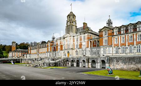 Foto non datata del Britannia Royal Naval College a Dartmouth, Devon, dove il Duca di Edimburgo incontrò per la prima volta la Regina mentre si allenava come un giovane cadetto navale. Il romanticismo del principe Filippo di Grecia e della principessa Elisabetta è nato da un incontro estivo al Royal Naval College di Dartmouth nell'anno 1939. Philip, che aveva appena 18 anni, fu introdotto a Elisabetta di 13 anni nella casa del capitano del college, in seguito ammiraglio Sir Frederick Dalrymple-Hamilton. Data di emissione: Giovedì 8 settembre 2022. Foto Stock