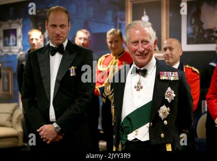 File foto datata 17/8/2017 del Principe di Galles, conosciuto come Duca di Rothesay in Scozia, e del Duca di Cambridge, ad un ricevimento dopo il Royal Edinburgh Military Tattoo al Castello di Edimburgo. Data di emissione: Giovedì 8 settembre 2022. Foto Stock
