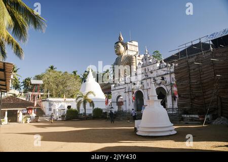 Statua del Buddha nel tempio di Wewurukannala Vihara a Dickwella, Sri Lanka. Il Buddha più grande dello Sri Lanka Foto Stock