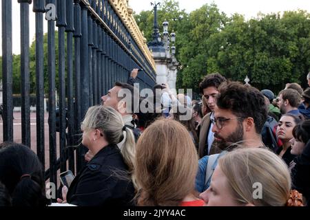 Buckingham Palace, Londra, Regno Unito. 8th settembre 2022. La regina Elisabetta II muore a 96 anni. Scene all'esterno di Buckingham Palace. Credit: Matthew Chattle/Alamy Live News Foto Stock