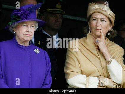 20070712 - IEPER, BELGIO: La regina britannica Elisabetta II e la regina Paola (R) sono raffigurate durante una cerimonia di commemorazione a Tyne Cot per il 90th° anniversario della battaglia di Passendale, in Ieper, giovedì 12 luglio 2007. La Regina Elisabetta e il Principe Filippo sono in visita di un giorno in Belgio. BELGA FOTO BENOIT DOPPAGNE Foto Stock