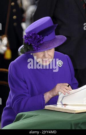 20070712 - IEPER, BELGIO: La regina britannica Elisabetta II ha firmato un libro d'ospite dopo una cerimonia di commemorazione a Menenpoort, in Ieper, giovedì 12 luglio 2007. La Regina Elisabetta e il Principe Filippo sono in visita di un giorno in Belgio. FOTO DI BELGA DIRK WAEM Foto Stock