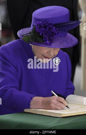 20070712 - IEPER, BELGIO: La regina britannica Elisabetta II ha firmato un libro d'ospite dopo una cerimonia di commemorazione a Menenpoort, in Ieper, giovedì 12 luglio 2007. La Regina Elisabetta e il Principe Filippo sono in visita di un giorno in Belgio. FOTO DI BELGA DIRK WAEM Foto Stock