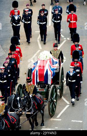 Foto del file datata 17/4/2013 della bara che porta il corpo della baronessa Thatcher che si reca alla Cattedrale di San Paolo, nel centro di Londra, per il suo servizio funerario cerimoniale. Data di emissione: Giovedì 8 settembre 2022. Foto Stock