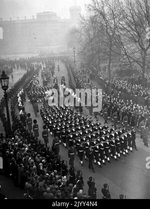 Foto del file datata 15/2/1953 del corteo funebre di Re Giorgio VI che si sposta dalla Horse Guards Parade al Mall sulla strada per Paddington Station, a bordo di una carrozza di armi. Data di emissione: Giovedì 8 settembre 2022. Foto Stock