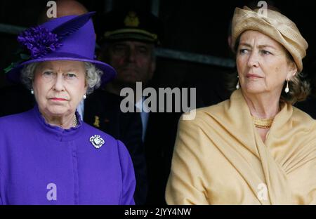 20070712 - IEPER, BELGIO: La regina britannica Elisabetta II e la regina Paola (R) sono raffigurate durante una cerimonia di commemorazione a Tyne Cot per il 90th° anniversario della battaglia di Passendale, in Ieper, giovedì 12 luglio 2007. La Regina Elisabetta e il Principe Filippo sono in visita di un giorno in Belgio. BELGA FOTO BENOIT DOPPAGNE Foto Stock