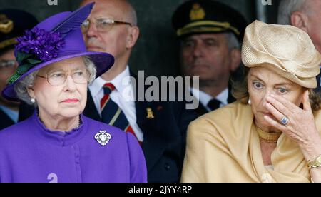 20070712 - IEPER, BELGIO: La regina britannica Elisabetta II e la regina Paola del Belgio (R) raffigurate durante una cerimonia di commemorazione a Tyne Cot per il 90th° anniversario della battaglia di Passendale, in Ieper, giovedì 12 luglio 2007. La Regina Elisabetta e il Principe Filippo sono in visita di un giorno in Belgio. BELGA FOTO BENOIT DOPPAGNE Foto Stock