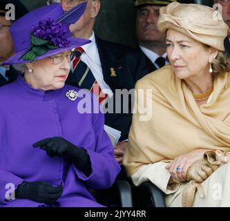 20070712 - IEPER, BELGIO: La regina britannica Elisabetta II e la regina Paola del Belgio (R) raffigurate durante una cerimonia di commemorazione a Tyne Cot per il 90th° anniversario della battaglia di Passendale, in Ieper, giovedì 12 luglio 2007. La Regina Elisabetta e il Principe Filippo sono in visita di un giorno in Belgio. BELGA FOTO BENOIT DOPPAGNE Foto Stock