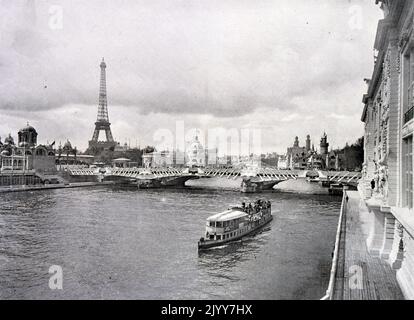 Esposizione Universelle (Fiera Mondiale) Parigi, 1900; fotografia in bianco e nero; il passaggio pedonale di Alma; vista sulla Senna che guarda verso la Torre Eiffel Foto Stock