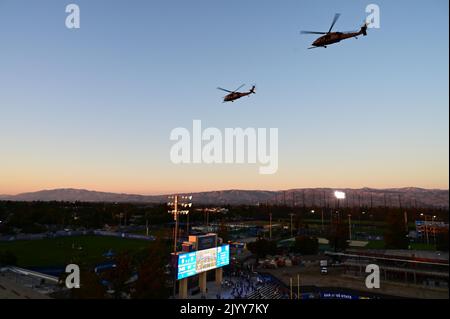 Un paio di elicotteri U.S. Air Force HH-60G PAVE Hawk assegnati al 129th Rescue Squadron, 129th Rescue Wing, California Air National Guard, sorvolano il CEFCU Stadium, 1 settembre 2022, presso la San Jose state University di San Jose, California, prima della partita di football degli Spartans contro Portland state. Il flyover è stato condotto in coordinamento con le operazioni di addestramento di routine e tenuto in collaborazione con la notte di apprezzamento militare della scuola coordinata da US Air Force ROTC distaccamento 045. (STATI UNITI Air National Guard foto di staff Sgt. Crystal Housman) Foto Stock