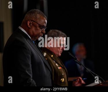 Il Segretario della Difesa Lloyd J. Austin lll, centro di sinistra, e Presidente dei Capi congiunti del personale Gen. Mark A. Milley, centro di destra, organizzano una conferenza stampa dopo il Gruppo di contatto della Difesa Ucraina presso la base aerea di Ramstein, Germania, 8 settembre 2022. Austin e Milley hanno ospitato ministri della difesa e leader di 50 paesi hanno partecipato all'incontro di persona e virtualmente per discutere il sostegno all'Ucraina da parte di alleati e partner della NATO. (STATI UNITI Air Force foto di staff Sgt. Megan M. Beatty) Foto Stock