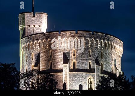 Windsor, Berkshire, Regno Unito. 8th Settembre 2022. La Torre rotonda al Castello di Windsor questa sera. La comunità locale di Windsor è molto rattristata dal passaggio di sua Maestà la Regina. Credit: Maureen McLean/Alamy Live News Foto Stock