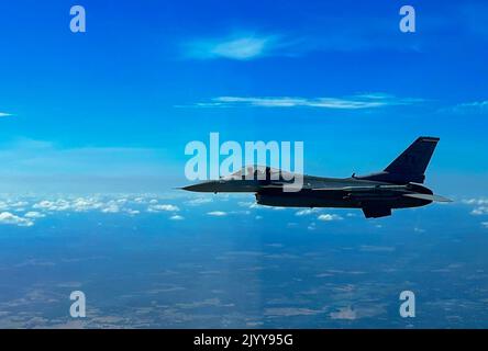 Una forza aerea F-16 Fighting Falcon vola durante l'esercizio Patriot Fury Over Texas, 29 agosto 2022. Durante il Patriot Fury, l'equipaggio della 317th Airlift Wing, Dyess Air Force base, Texas, ha fornito supporto alla mobilità per la 301st Fighter Wing, Naval Air Station Fort Worth, Texas, per esercitare l'Agile Combat Employment. (STATI UNITI Foto di cortesia dell'Aeronautica militare) Foto Stock