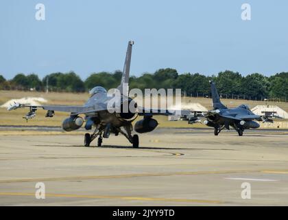 Due falchi combattenti F-16C delle forze aeree statunitensi, assegnati allo Squadrone combattente 555th dalla 31st Fighter Wing, Aviano Air base, Italia, in taxi fino alla pista per iniziare l'addestramento di familiarizzazione del Regno Unito in preparazione all'esercizio Cobra Warrior 2022 della Royal Air Force al RAF Lakenheath, Regno Unito, 30 agosto 2022,. Le partnership create attraverso eventi formativi ricorrenti, come il Guerriero di Cobra, sostengono meglio la capacità della NATO di impiegare una forza strategica in teatro ogni volta che viene chiamata in causa. (STATI UNITI Foto Air Force di Tech. SGT Miquel Jordan) Foto Stock