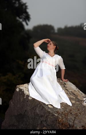 Settembre 2022 - giovane donna in costume d'epoca adatta per romanzi romantici e copertine dei libri Foto Stock