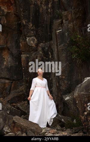 Settembre 2022 - giovane donna in costume d'epoca adatta per romanzi romantici e copertine dei libri Foto Stock