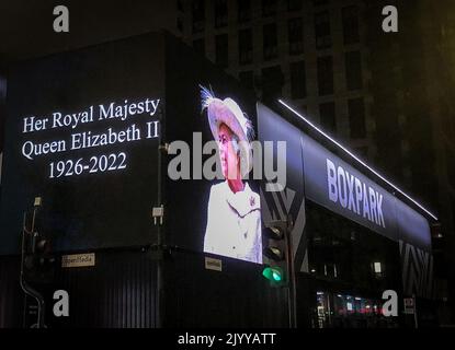 Londra, Regno Unito. 08th Set, 2022. La regina Elisabetta II è esposta al Boxpark vicino allo stadio di Wembley il 8 settembre 2022, a seguito della notizia della sua morte all'età di 96 anni prima della giornata. Foto di Andrew Aleksiejczuk. Credit: Prime Media Images/Alamy Live News Foto Stock