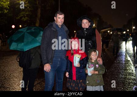 REGNO UNITO. 08th Set, 2022. Robert e Stephanie James, con i loro figli Maisie e Isla, di Lewisham South London fotografati sul Mall sentirono la necessità di rendere i loro rispetti dopo l'annuncio della morte della Regina Elisabetta II a Londra, Regno Unito, il 8 settembre 2022. La regina Elisabetta II morì al castello di Balmoral in Scozia ed è sopravvissuta dai suoi quattro figli, Carlo, Principe di Galles, Anna, Principessa reale, Andrew, Duca di York e Edward, Duca di Wessex. (Foto di Claire Doherty/Sipa USA) Credit: Sipa USA/Alamy Live News Foto Stock