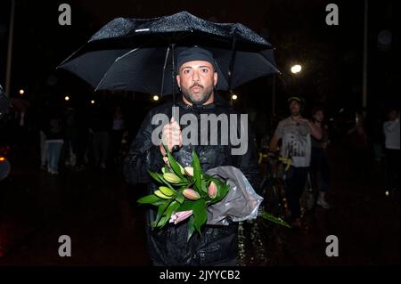 REGNO UNITO. 08th Set, 2022. Eugenio Alemanni, Londra, fotografato sul Mall, ha affettuosi ricordi di HM la Regina che cresce in Italia e ha portato fiori per ringraziarvi in seguito all'annuncio della morte della Regina Elisabetta II a Londra, Regno Unito, il 8 settembre 2022. La regina Elisabetta II morì al castello di Balmoral in Scozia ed è sopravvissuta dai suoi quattro figli, Carlo, Principe di Galles, Anna, Principessa reale, Andrew, Duca di York e Edward, Duca di Wessex. (Foto di Claire Doherty/Sipa USA) Credit: Sipa USA/Alamy Live News Foto Stock