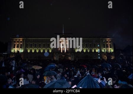 REGNO UNITO. 08th Set, 2022. I membri del pubblico si riuniscono al di fuori di Buckingham Palace in seguito all'annuncio della morte della regina Elisabetta II a Londra, Regno Unito, il 8 settembre 2022. La regina Elisabetta II morì al castello di Balmoral in Scozia ed è sopravvissuta dai suoi quattro figli, Carlo, Principe di Galles, Anna, Principessa reale, Andrew, Duca di York e Edward, Duca di Wessex. (Foto di Claire Doherty/Sipa USA) Credit: Sipa USA/Alamy Live News Foto Stock