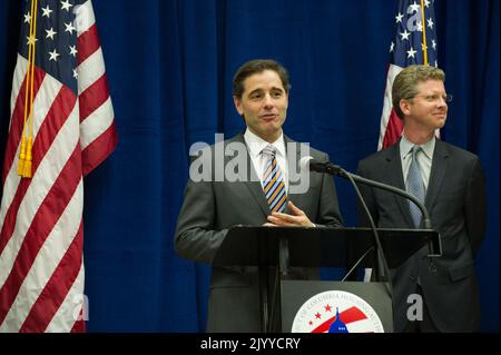 Il Segretario Shaun Donovan che partecipa alla conferenza stampa ha annunciato, presso il Southwest Family Enhancement Center di Washington, D.C., il lancio di un'iniziativa di alfabetizzazione digitale nell'ambito dello sforzo nazionale per colmare il divario nell'adozione della banda larga. Nell'evidenziare la partnership pubblico-privato per i collegamenti con le comunità, il Segretario Donovan ha partecipato Julius Genachowski, Presidente della Federal Communications Commission (FCC); Adrianne Todman, Direttore esecutivo della Washington, D.C. Housing Authority; Susan Hildreth, Direttore dell'Istituto dei servizi di Museo e Biblioteca; Connect2Compete Chief Executive Officic Foto Stock