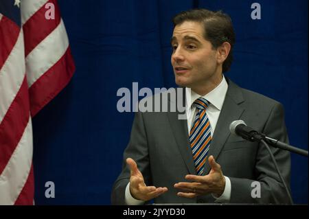 Il Segretario Shaun Donovan che partecipa alla conferenza stampa ha annunciato, presso il Southwest Family Enhancement Center di Washington, D.C., il lancio di un'iniziativa di alfabetizzazione digitale nell'ambito dello sforzo nazionale per colmare il divario nell'adozione della banda larga. Nell'evidenziare la partnership pubblico-privato per i collegamenti con le comunità, il Segretario Donovan ha partecipato Julius Genachowski, Presidente della Federal Communications Commission (FCC); Adrianne Todman, Direttore esecutivo della Washington, D.C. Housing Authority; Susan Hildreth, Direttore dell'Istituto dei servizi di Museo e Biblioteca; Connect2Compete Chief Executive Officic Foto Stock