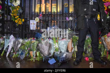 Londra, Inghilterra, Regno Unito. 8th Set, 2022. I fiori vengono lasciati fuori da Buckingham Palace quando muore la Regina Elisabetta II, di 96 anni. (Credit Image: © Vuk Valcic/ZUMA Press Wire) Foto Stock