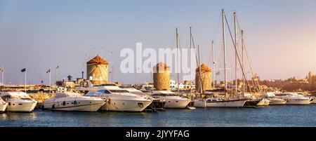 Porto di MANDRAKI con statua di cervi, dove si trovava il Colosso e forte di San Nicola. Rodi, Grecia. Statua di Hirschkuh al posto del Coloss Foto Stock