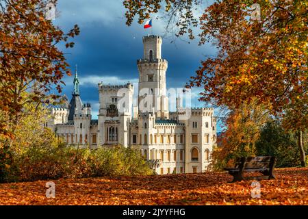 Castello di Hluboka, castello storico a Hluboka nad Vltavou nella Boemia meridionale, Repubblica Ceca. Famoso castello ceco Hluboka nad Vltavou, edificio medievale w Foto Stock