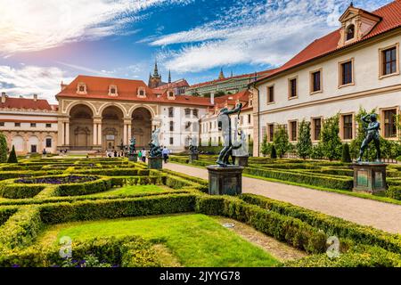 Giardino del palazzo di Waldstein (Valdstejnska Zahrada) e costruzione del Senato della Repubblica Ceca a Praga. Giardini del Palazzo di Wallenstein, Praga, Repub ceco Foto Stock