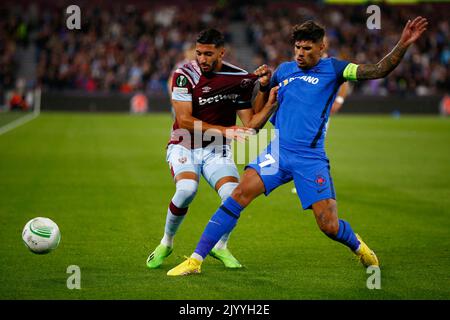 Londra, Regno Unito. 01st Feb, 2018. L-R West Ham United ha detto Benrahma e Florinel Coman del Fotbal Club FCSB in azione durante la partita di calcio UEFA Europa Conference League Group B tra West Ham United e Fotbal Club FCSB allo stadio di Londra, in Gran Bretagna, il 08th settembre 2022. Credit: Action Foto Sport/Alamy Live News Foto Stock