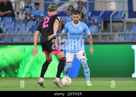 08th settembre 2022; Stadio Olimpico, Roma, Italia: UEFA Europa League, SS Lazio contro Feyenoord; Marcus Holmgren Pedersen di Feyenoord detiene Mattia Zaccagni della SS Lazio Foto Stock