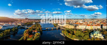 Scenic antenna estate panorama della città vecchia architettura a Praga, Repubblica Ceca. Tegole rosse panorama di Praga Città Vecchia. Prague Old Town Squ Foto Stock