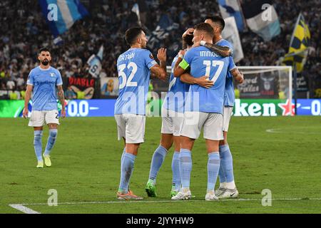 Roma, Italia, 8 Set, 2022 i giocatori del Lazio si esaltano dopo aver segnato il gol 2-0 nel 15th minuto alla partita di calcio Lazio vs Feyenoord UEFA Europa League 2022-2023 Credit:Roberto Ramaccia/Alamy Live News Foto Stock