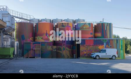 Vasche di fermentazione per produrre vino all'aperto nel Rodano meridionale Foto Stock