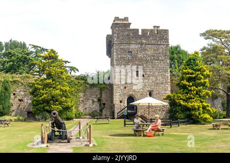 Terreni interni del castello di Caldicot, Church Road, Caldicot, Monmouthshire, Galles (Cymru), Regno Unito Foto Stock