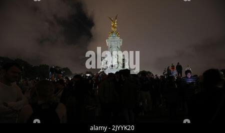 Londra, Regno Unito. 08th Set, 2022. I membri del pubblico si riuniscono per rendere omaggio al di fuori di Buckingham Palace a Londra in seguito alla morte improvvisa di sua Maestà la Regina Elisabetta 11 nella sua casa a Balmoral, Scozia questo pomeriggio, giovedì 08 settembre 2022. La regina Elisabetta 11 morì all'età di 96 anni circondato dalla sua famiglia dopo aver servito il Regno Unito e il Commonwealth come monarca per settant'anni. Foto di Hugo Philpott/UPI Credit: UPI/Alamy Live News Foto Stock