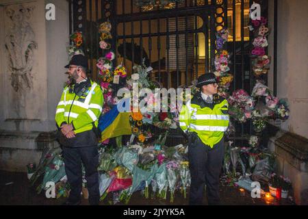 LONDRA, INGHILTERRA - SETTEMBRE 08: I membri del pubblico iniziano a riunirsi fuori Buckingham Palace per deporre fiori e rendere i loro rispetti dopo la morte di oggi della regina Elisabetta, credito: Horst A. Friedrichs Alamy Live News Foto Stock