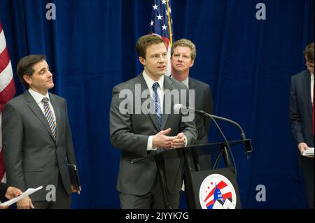 Il Segretario Shaun Donovan che partecipa alla conferenza stampa ha annunciato, presso il Southwest Family Enhancement Center di Washington, D.C., il lancio di un'iniziativa di alfabetizzazione digitale nell'ambito dello sforzo nazionale per colmare il divario nell'adozione della banda larga. Nell'evidenziare la partnership pubblico-privato per i collegamenti con le comunità, il Segretario Donovan ha partecipato Julius Genachowski, Presidente della Federal Communications Commission (FCC); Adrianne Todman, Direttore esecutivo della Washington, D.C. Housing Authority; Susan Hildreth, Direttore dell'Istituto dei servizi di Museo e Biblioteca; Connect2Compete Chief Executive Officic Foto Stock