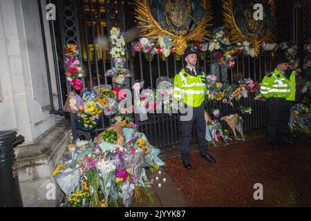 LONDRA, INGHILTERRA - SETTEMBRE 08: I membri del pubblico iniziano a riunirsi fuori Buckingham Palace per deporre fiori e rendere i loro rispetti dopo la morte di oggi della regina Elisabetta, credito: Horst A. Friedrichs Alamy Live News Foto Stock