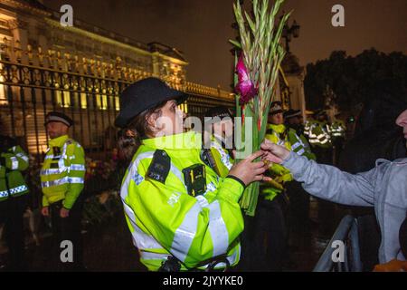 LONDRA, INGHILTERRA - SETTEMBRE 08: I membri del pubblico iniziano a riunirsi fuori Buckingham Palace per deporre fiori e rendere i loro rispetti dopo la morte di oggi della regina Elisabetta, credito: Horst A. Friedrichs Alamy Live News Foto Stock