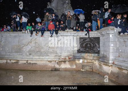 LONDRA, INGHILTERRA - SETTEMBRE 08: Folle si riuniscono sul Victoria Memorial di fronte a Buckingham Palace dopo la morte di oggi della regina Elisabetta II, credito: Horst A. Friedrichs Alamy Live News Foto Stock