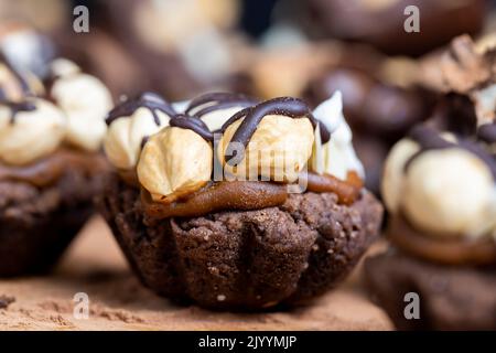 torta multicomponente di caramello e noci al cioccolato, torta mista di nocciole con mandorle e caramello Foto Stock