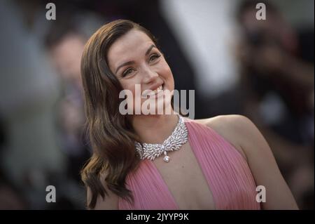 Venezia, Italia. 08th Set, 2022. Ana de Armas partecipa al tappeto rosso 'Bionda' al 79th° Festival Internazionale del Cinema di Venezia giovedì 8 settembre 2022 a Venezia. Foto di Rocco Spaziani/UPI Credit: UPI/Alamy Live News Foto Stock