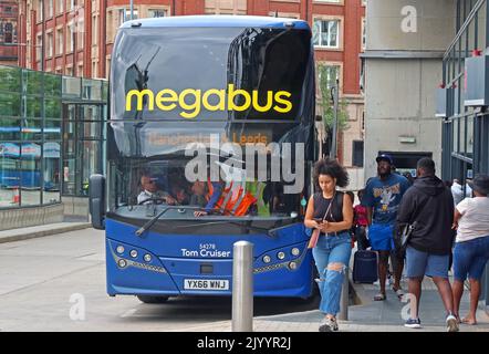 Da Megabus a Leeds , nella stazione degli autobus e interscambio di Shudehill, Manchester, Inghilterra, UK, M4 2AF, Tom Cruiser , YX66 WNJ Foto Stock