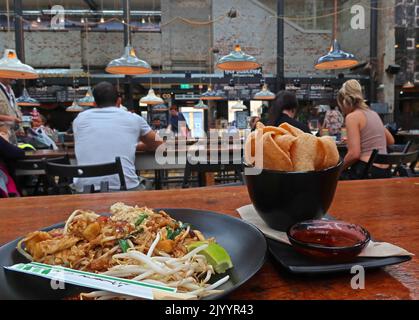 Mackie Mayor interni, tavoli da pranzo comuni, campo da cucina informale, Smithfield Market Hall, 1 Eagle St, Manchester M4 5BU Foto Stock