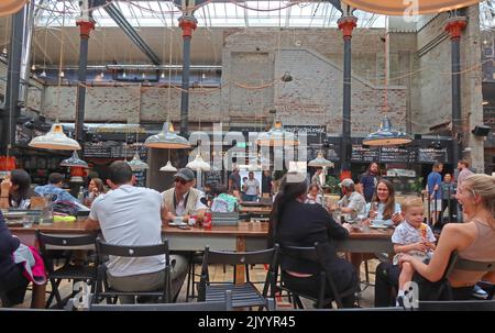 Mackie Mayor interni, tavoli da pranzo comuni, campo da cucina informale, Smithfield Market Hall, 1 Eagle St, Manchester M4 5BU Foto Stock