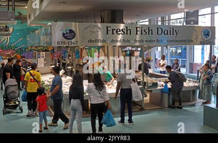 Pescivendolo del mercato al coperto di Manchester, pesce fresco tutti i giorni, bancarella di pesce delle balene, Arndale Centre, High St. Manchester, Inghilterra, Regno Unito, M4 2HU Foto Stock