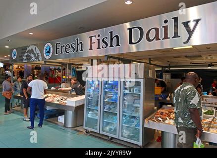 Pescivendolo del mercato al coperto di Manchester, pesce fresco tutti i giorni, bancarella di pesce delle balene, Arndale Centre, High St. Manchester, Inghilterra, Regno Unito, M4 2HU Foto Stock